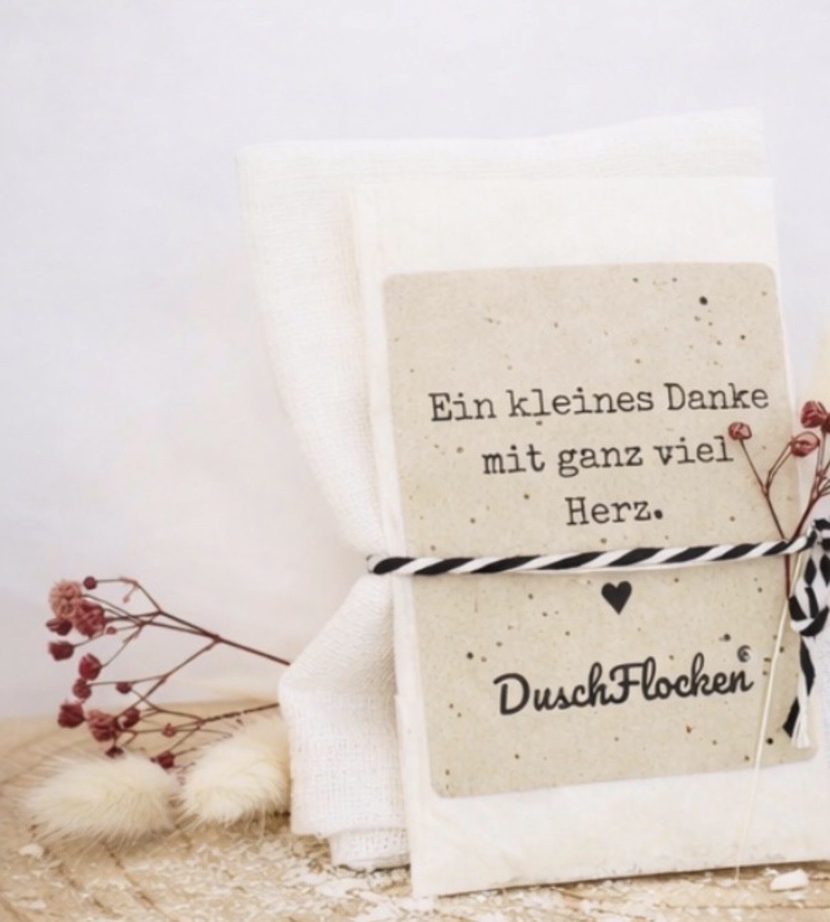Ein Karton mit der Aufschrift "Du bist liebenswert!" und einer Blume.