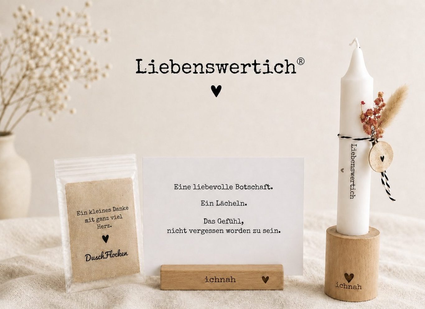 Zarte Dekoration mit einer weißen Kerze, Kette und Karte auf einem Holzständer.